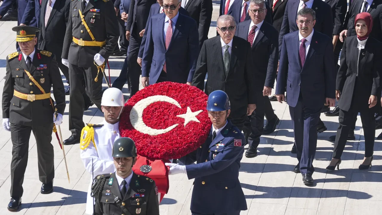 Cumhurbaşkanı Erdoğan ve devlet erkanı Anıtkabir'i ziyaret etti 