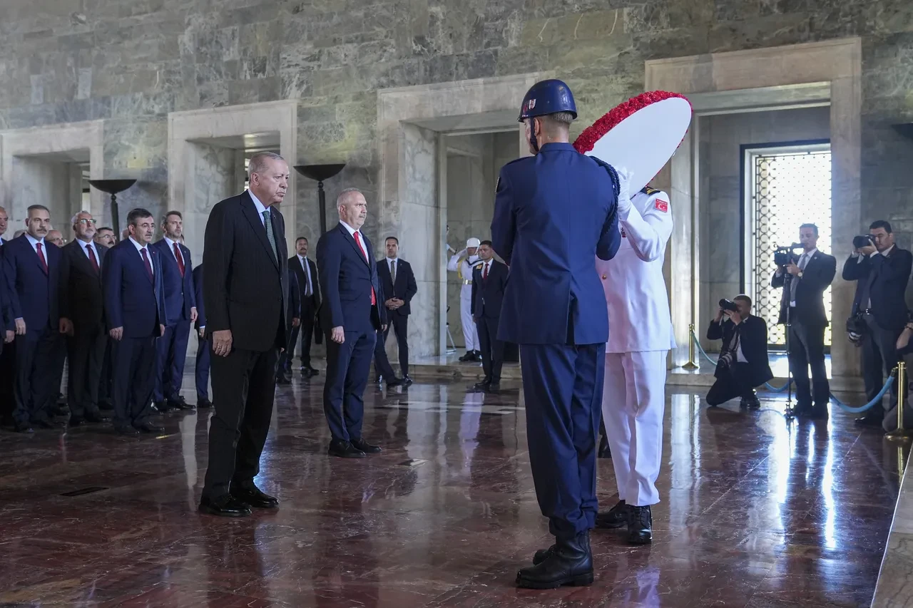 Cumhurbaşkanı Erdoğan ve devlet erkanı Anıtkabir'i ziyaret etti