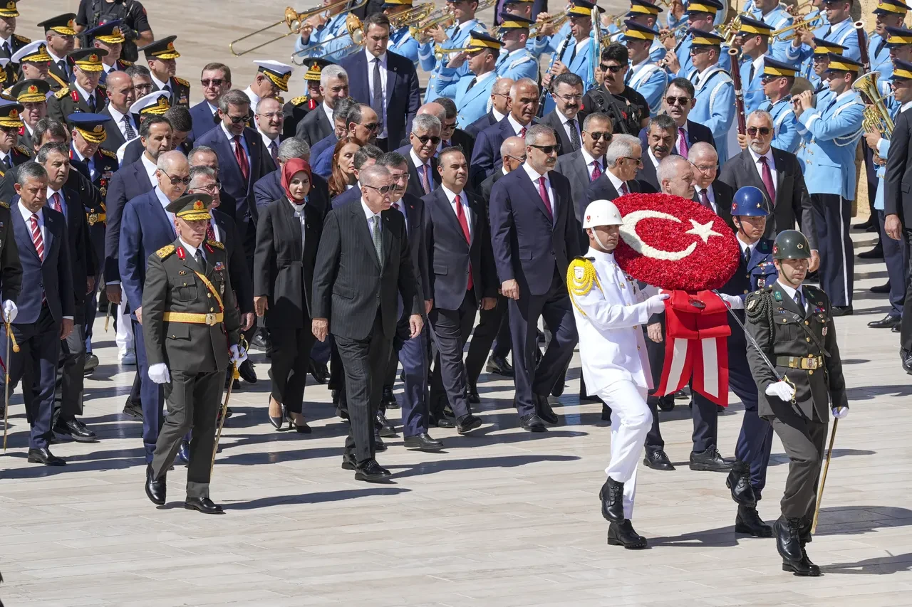 Cumhurbaşkanı Erdoğan ve devlet erkanı Anıtkabir'i ziyaret etti