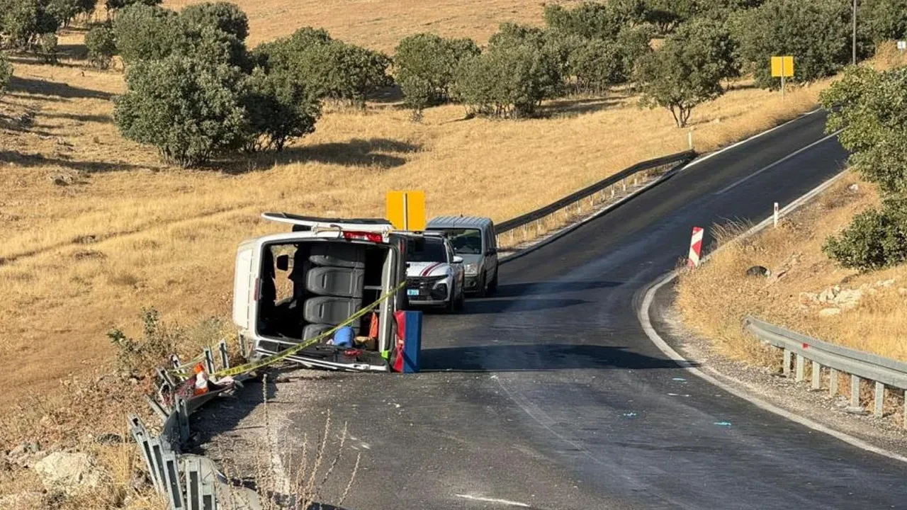 Diyarbakır'da kadınları taşıyan minibüs devrildi: 2 ölü, 13 yaralı