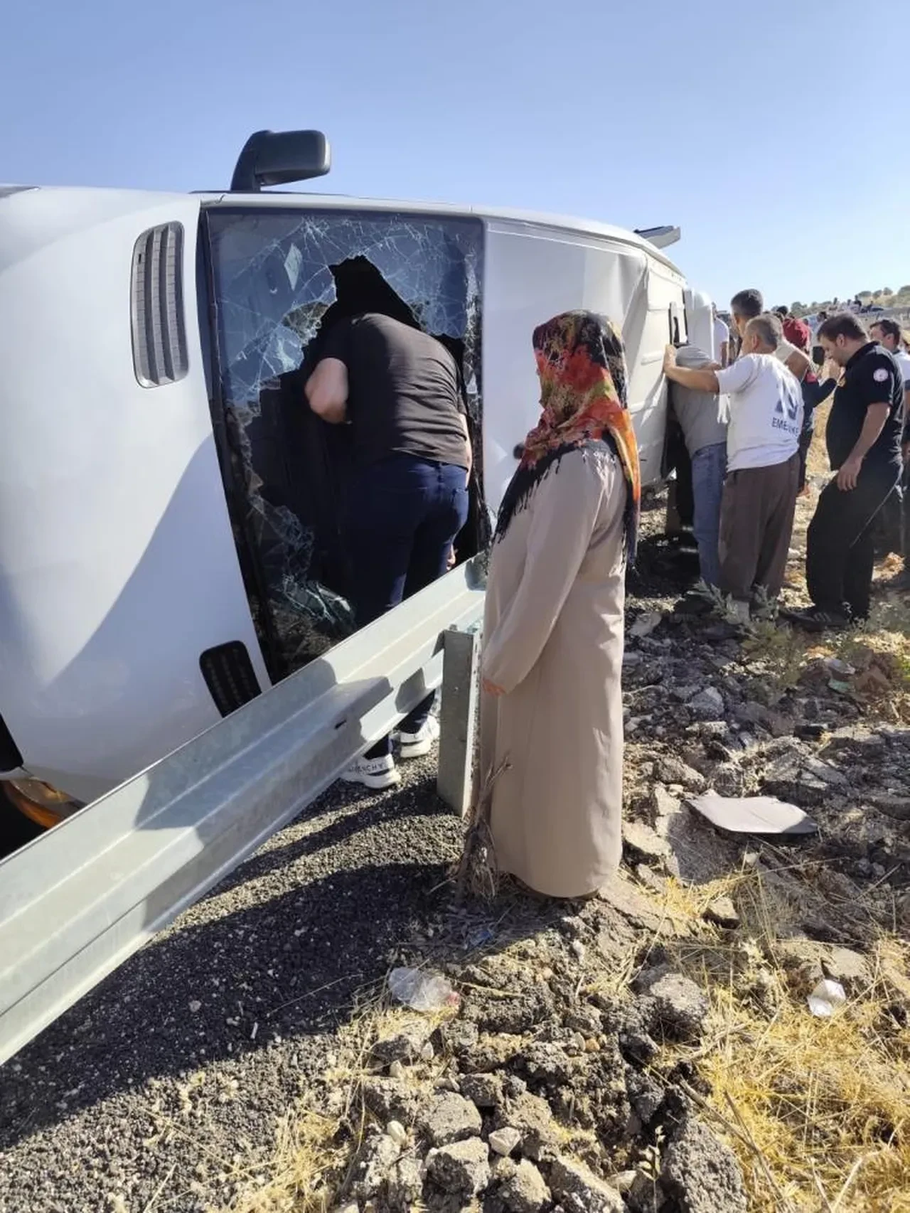 Diyarbakır'da kadınları taşıyan minibüs devrildi: 2 ölü, 13 yaralı
