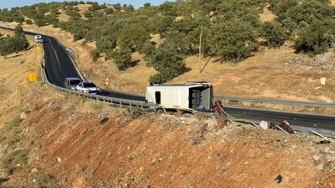 Diyarbakır'da kadınları taşıyan minibüs devrildi: 2 ölü, 13 yaralı