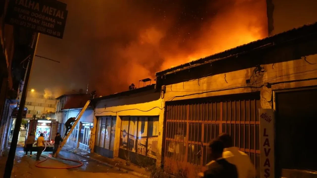 Erzurum'da cağ kebapçısı yangını evlere ve otele sıçradı!