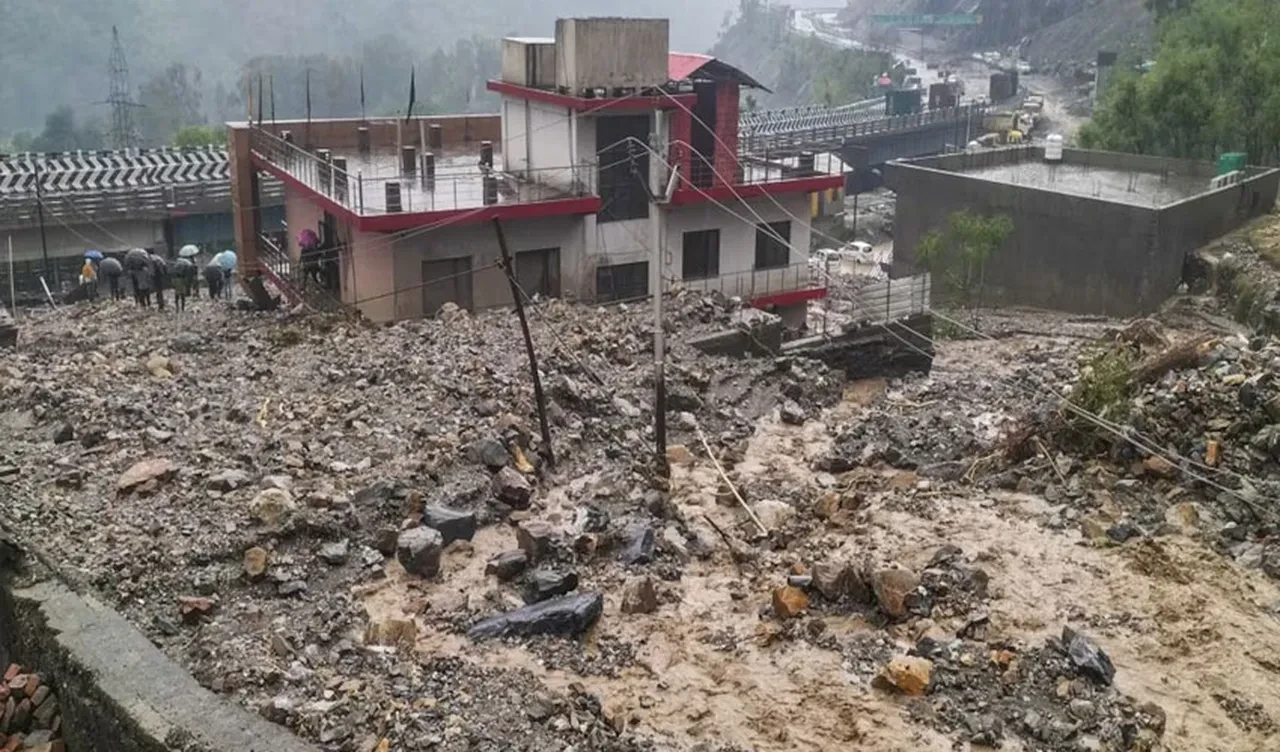 Hindistan'da sel ve toprak kayması! Çok sayıda ölü var