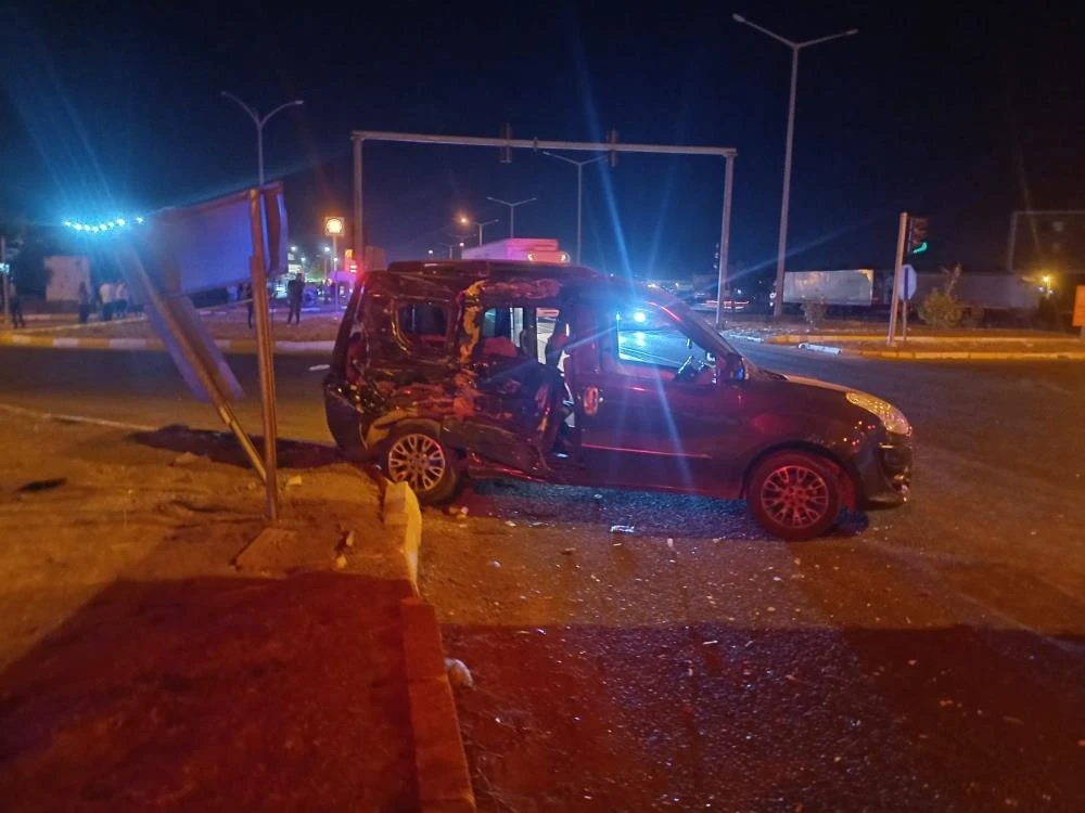 Manisa Salihli’de korkunç kaza: 1 ölü, 2’si ağır 8 kişi yaralandı