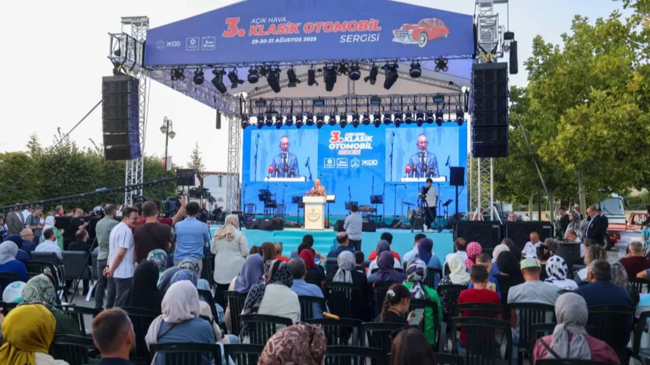 Klasik otomobiller geçmişe götürdü