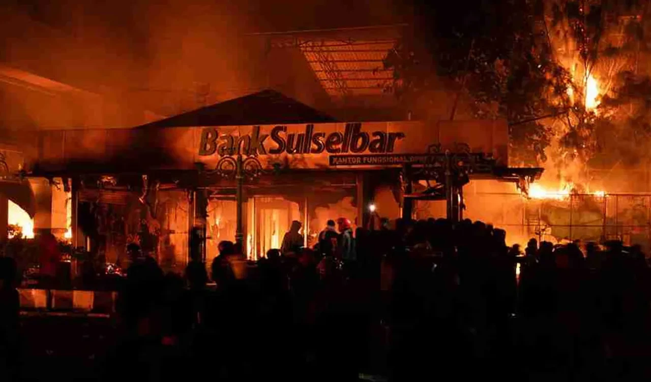 Protestolar Endonezya'yı kaosa sürükledi! Hükümet binası ateşe verildi