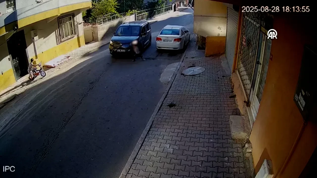 Sultanbeyli'de korkunç kaza! Küçük çocuğa çarpıp kaçtı: Dehşet anı kamerada 