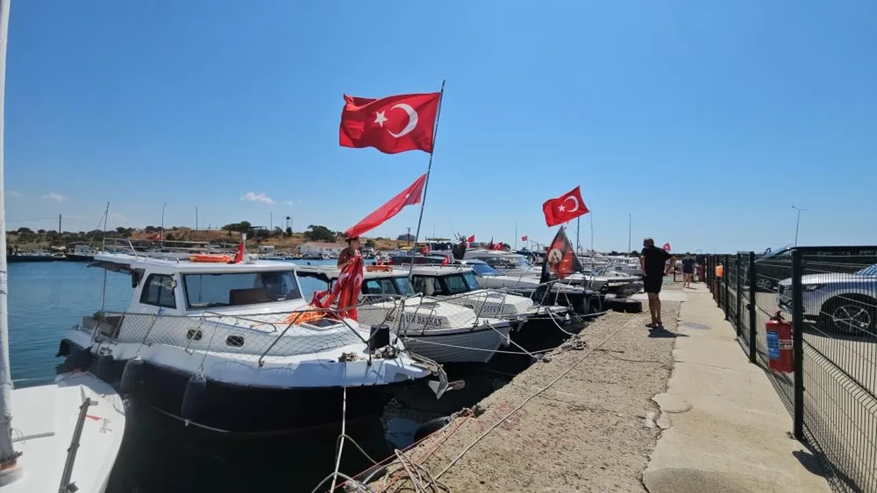 Zafer Seyri Edirne'de: Tekneler marşlar eşliğinde ilerledi