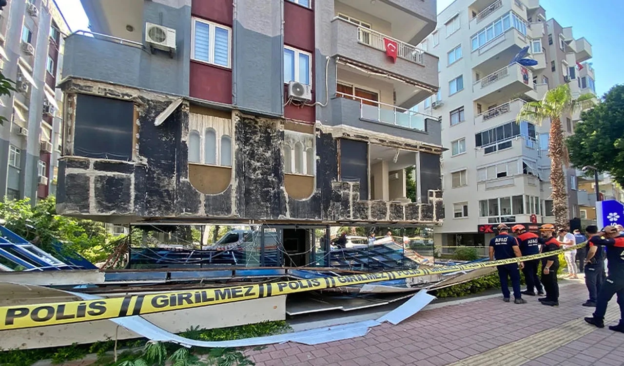 Antalya’da binanın cephesi çöktü! Çevre adeta enkaza döndü