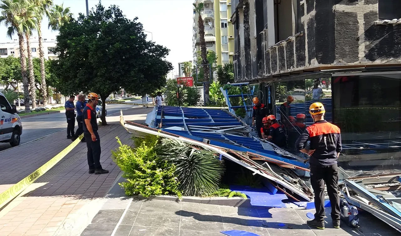 Antalya’da binanın cephesi çöktü! Çevre adeta enkaza döndü