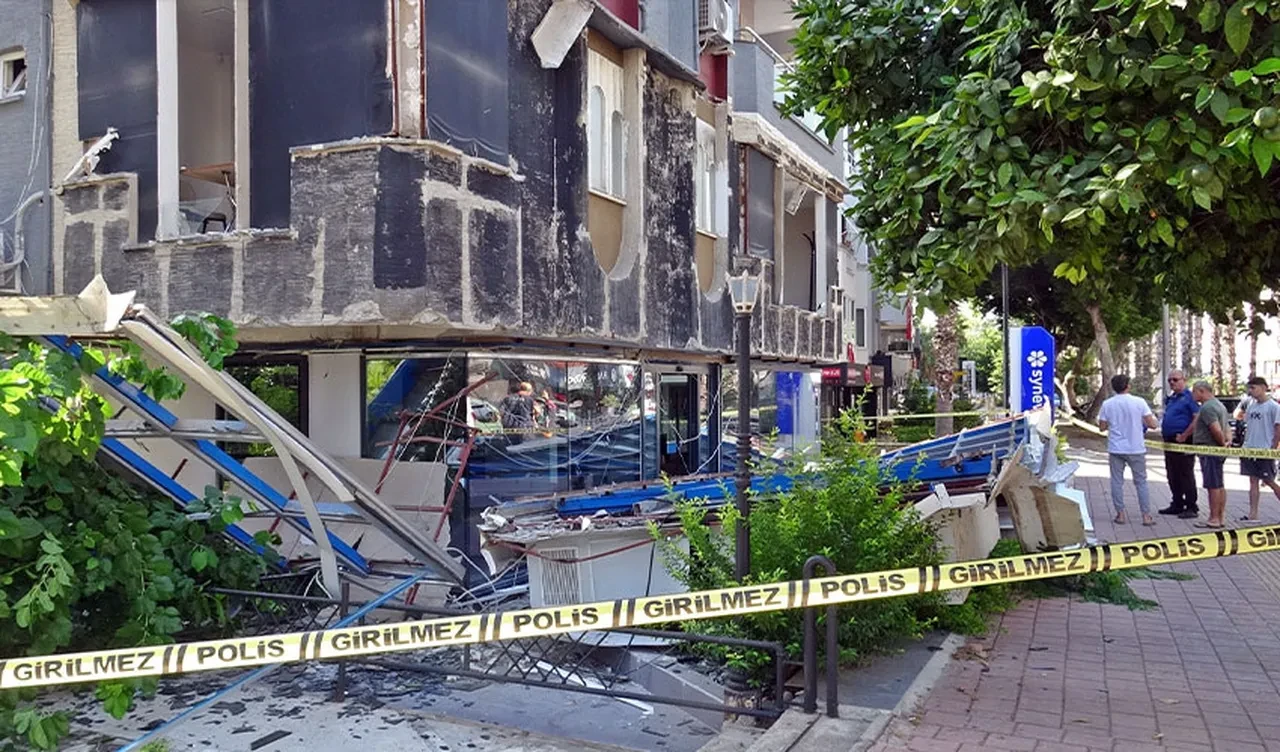 Antalya’da binanın cephesi çöktü! Çevre adeta enkaza döndü