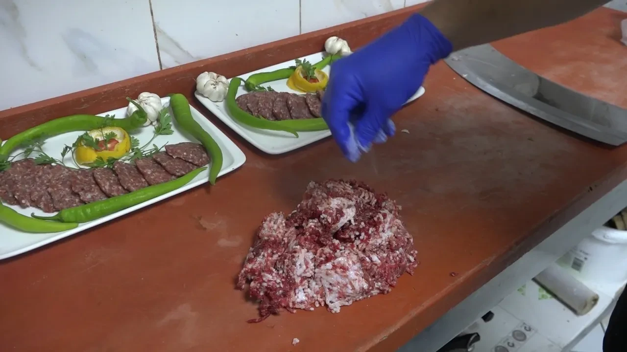 Artık Rize'nin kendine has köftesi var: Babasının özel tarifiyle hazırlıyor