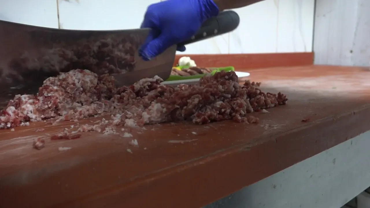 Artık Rize'nin kendine has köftesi var: Babasının özel tarifiyle hazırlıyor