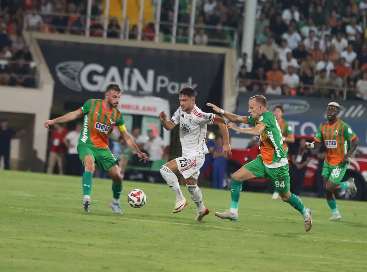 Beşiktaş Sergen Yalçın'la ilk maçında mağlup oldu! Alanyaspor evinde güldü