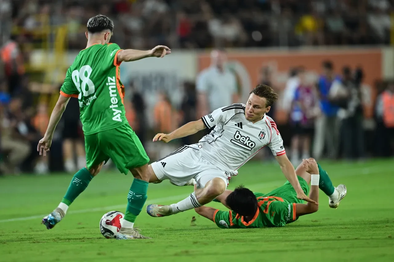 Beşiktaş Sergen Yalçın'la ilk maçında mağlup oldu! Alanyaspor evinde güldü