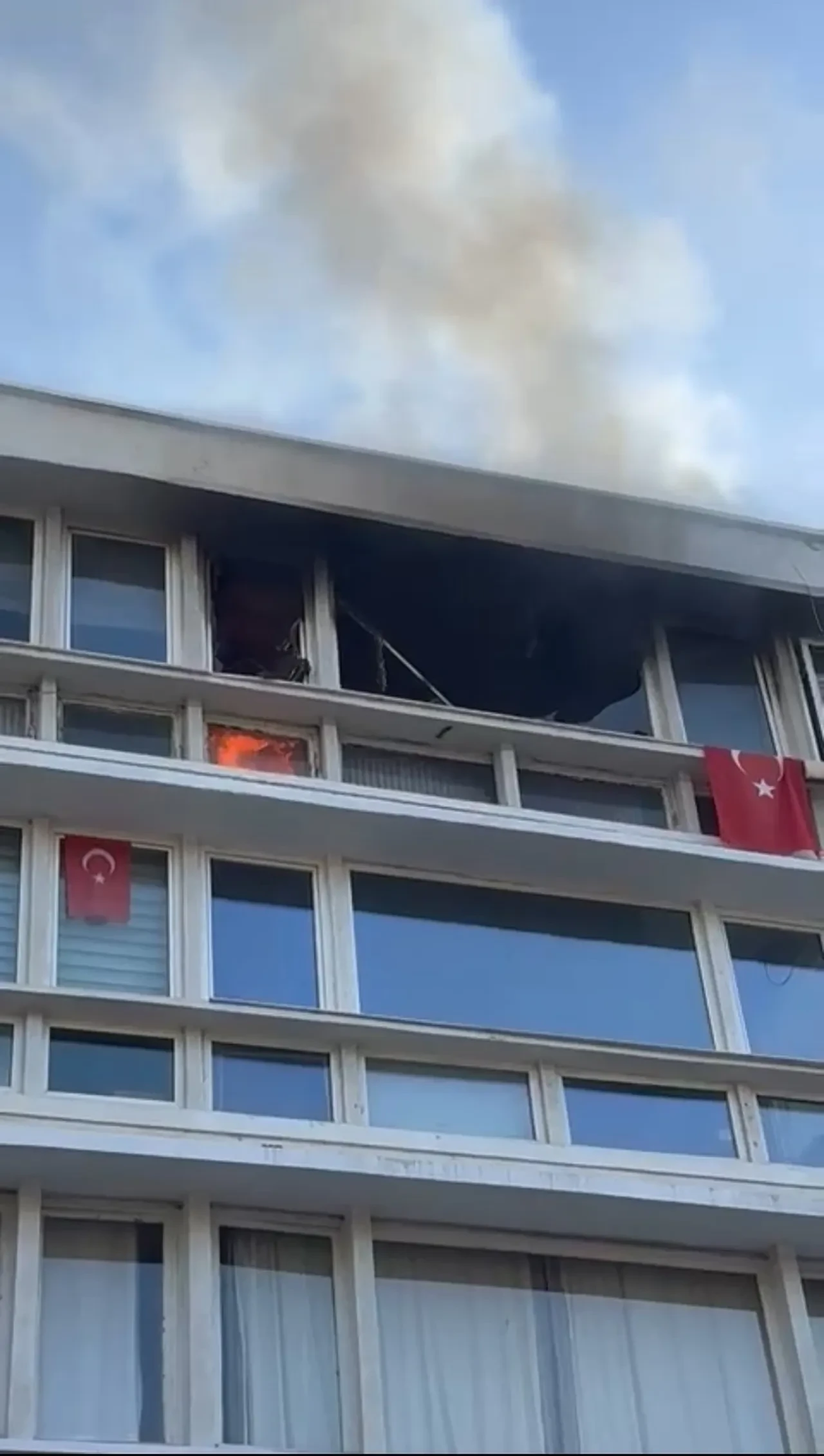 Daire alev alev yandı, Türk bayrağına ise birşey olmadı