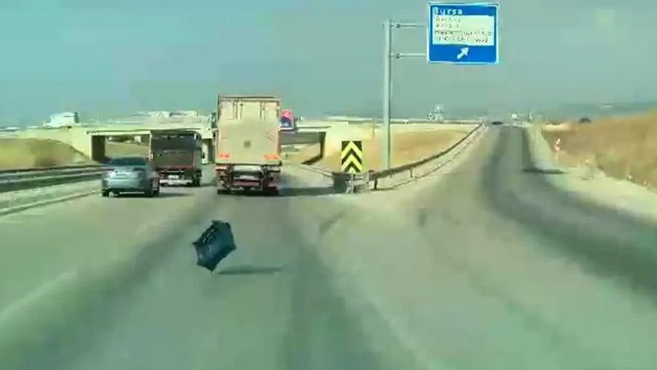 Hepsi arabaya doğru uçtu! Trafik savaş alanına dönecekti