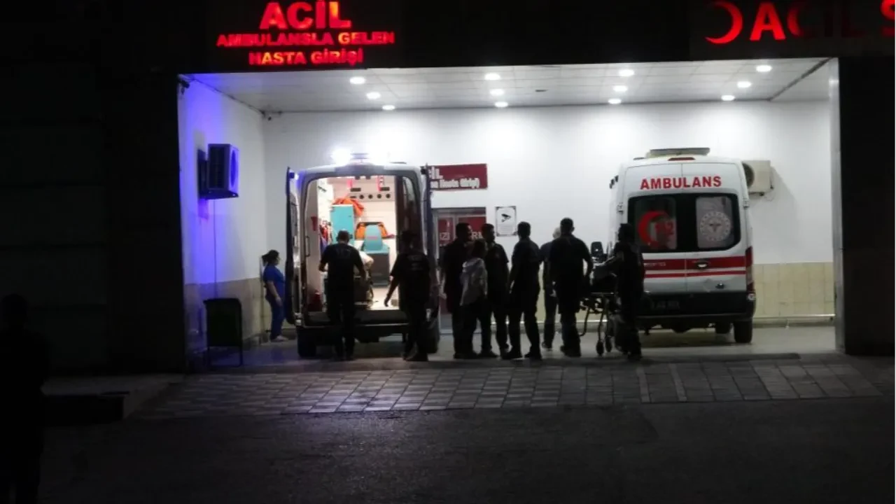 Husumetlilerin silahlı ve bıçaklı kavgasında 3 kişi yaralandı