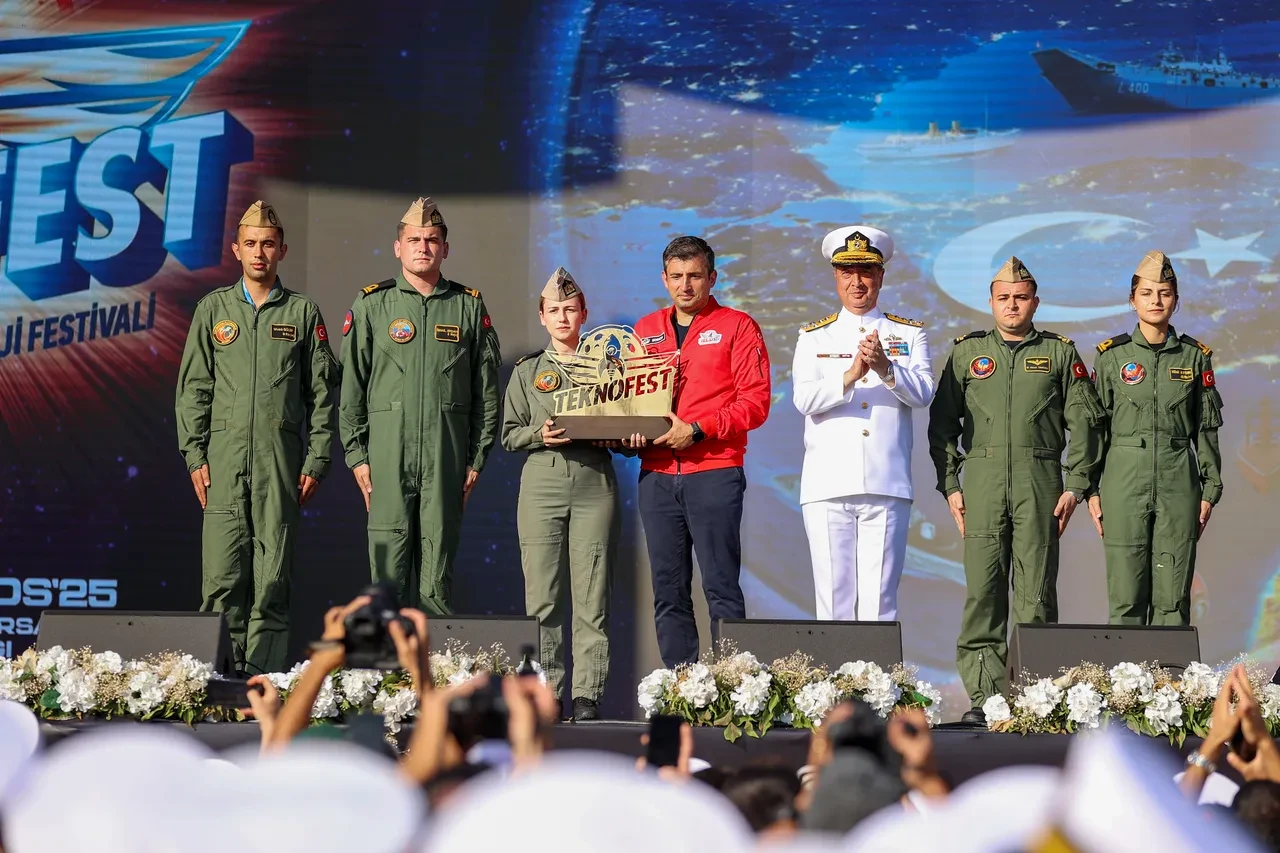 İstanbul Tersanesi'nde TEKNOFEST Mavi Vatan heyecanı: Ödüller sahiplerini buldu