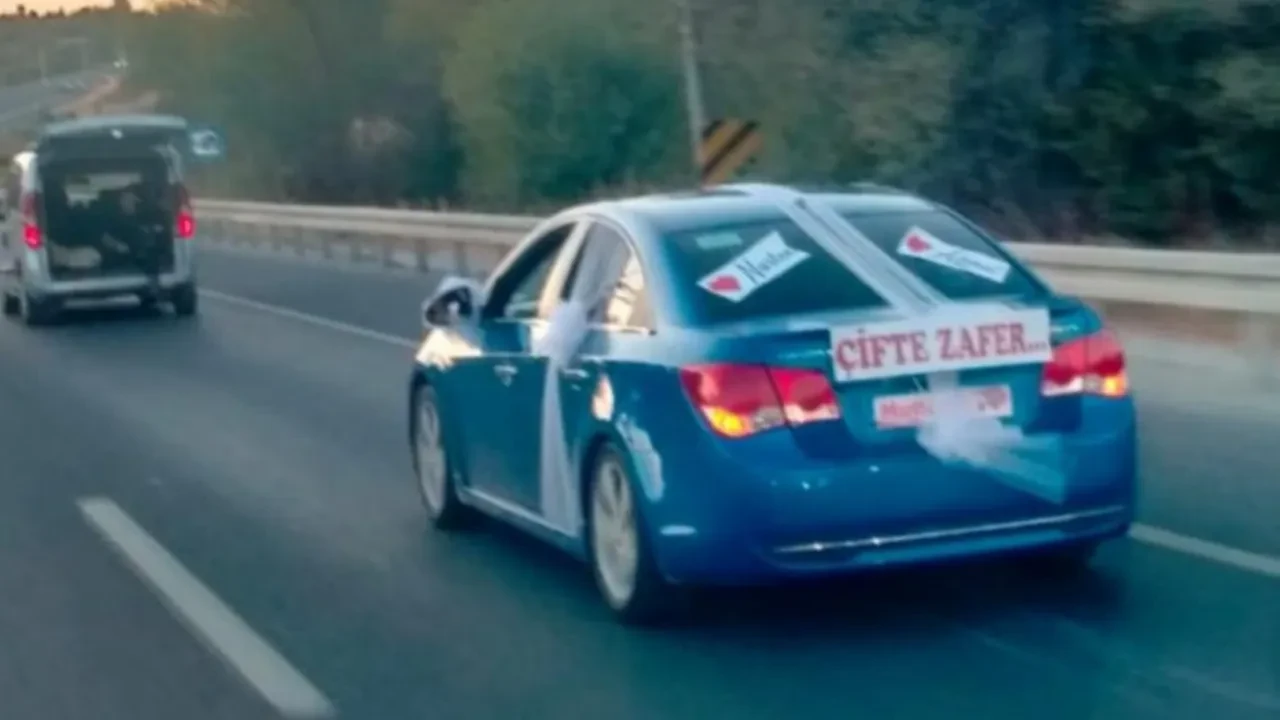 Kütahya'da tebessüm ettiren düğün konvoyu! Zafer Bayramı'nı unutmadılar