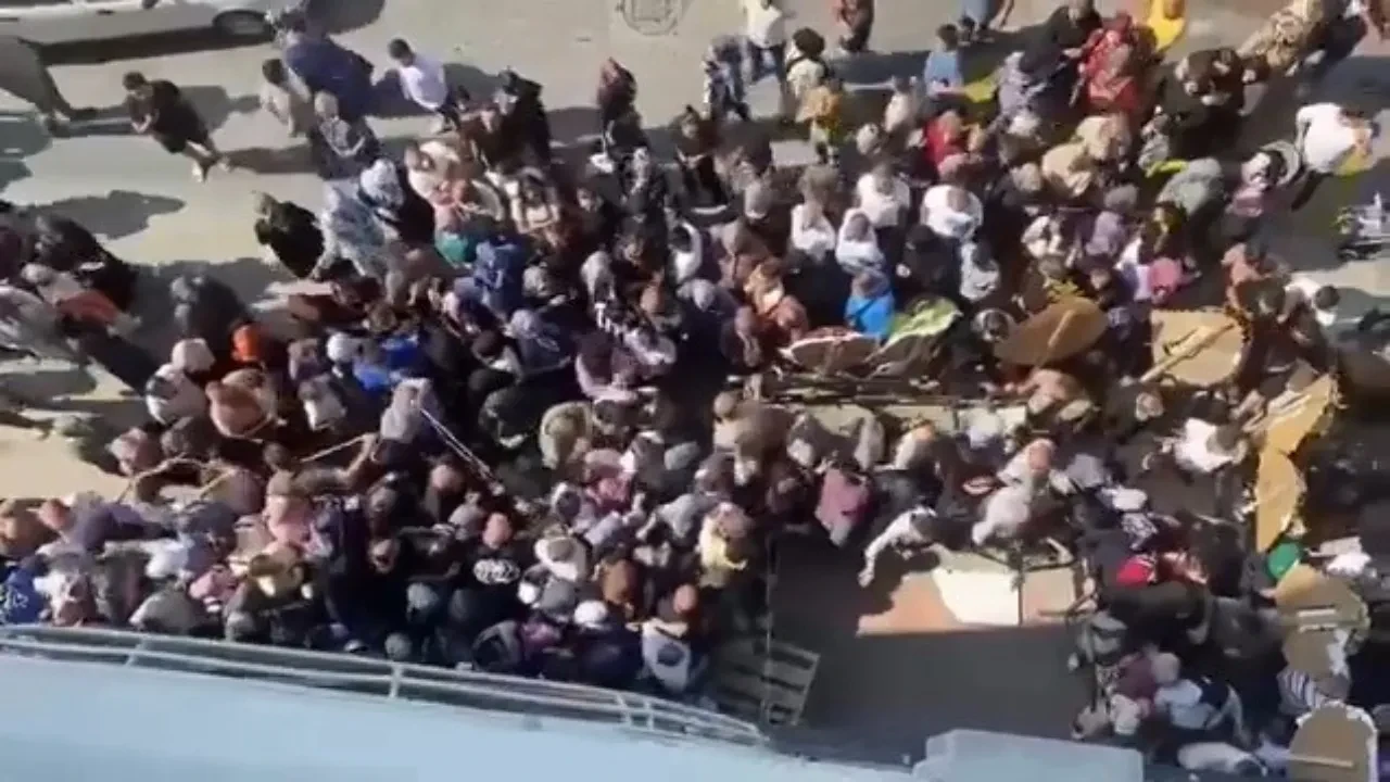 Mağaza açılışı kaosa döndü: Sınırlı sayıdaki indirimli ürünler vatandaşları çileden çıkardı