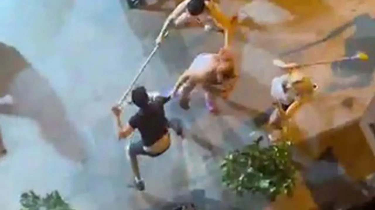 Taksim’de 8 trans, bir adamı araya alarak böyle dövdü! Sopalar konuştu