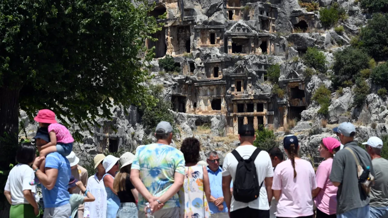 Antalya turizmde yine rekor tazeledi: Bir günde akın ettiler