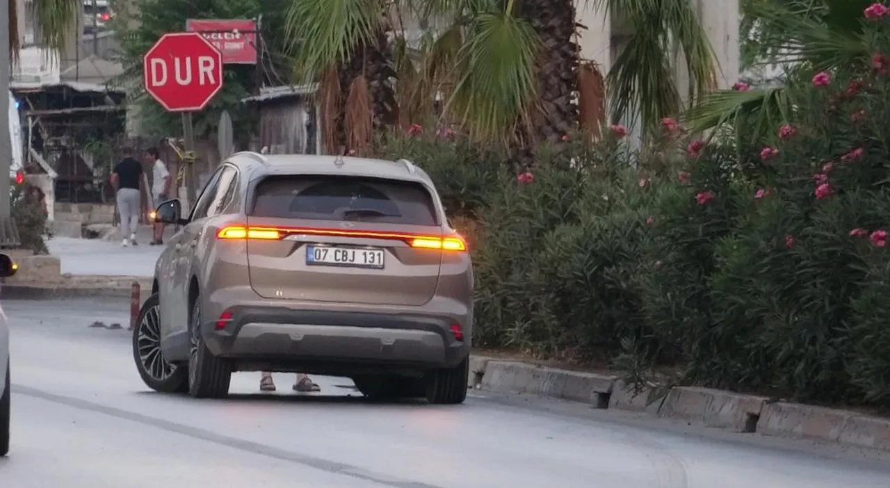 Antalya'da feci kaza! Ortalık savaş alanına döndü, kimsenin burnu bile kanamadı
