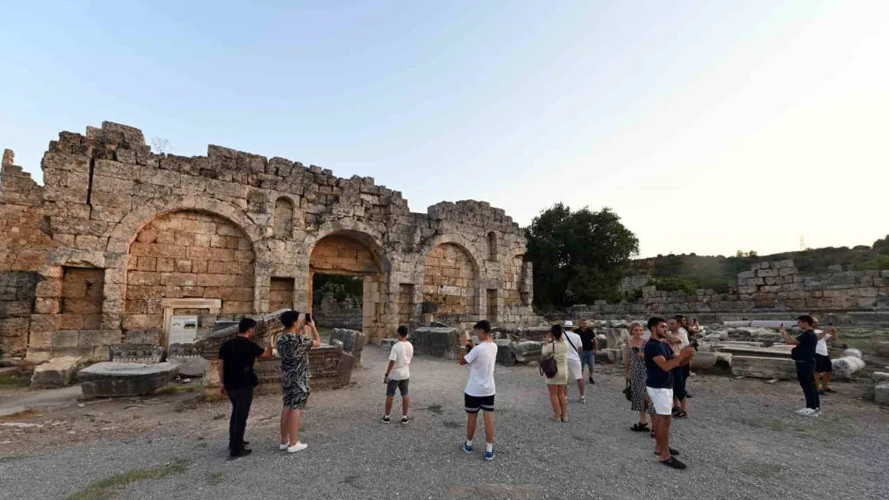 Side Antik Kentte korkutan yangın! Ekipler alarma geçti