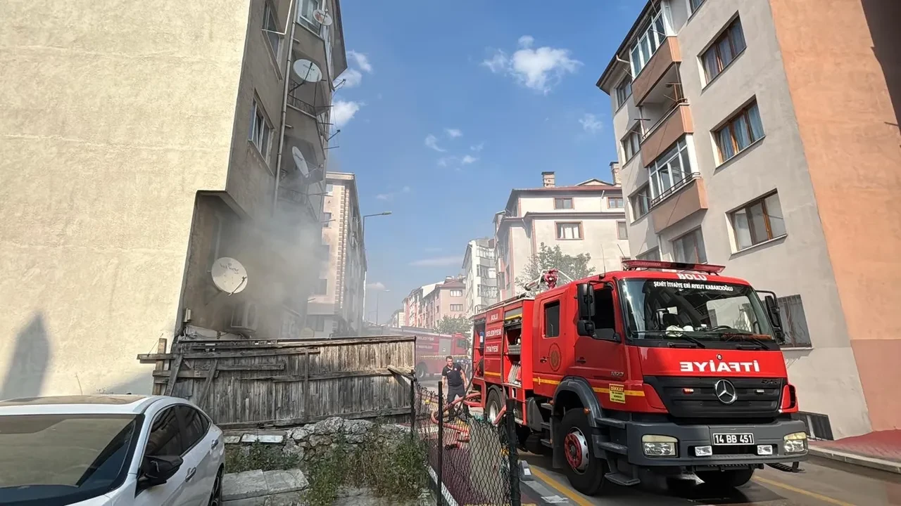 Bolu'da 5 katlı apartmanda yangın! Alevler odaları sardı
