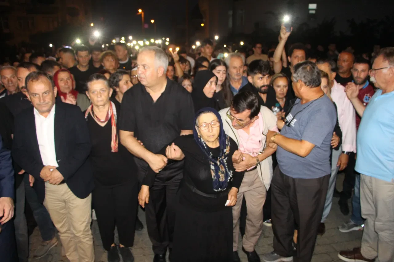 Boşanma aşamasındaki eşinin katlettiği Sinem için yürüdüler: Mattia Ahmet'in ailesi de katıldı