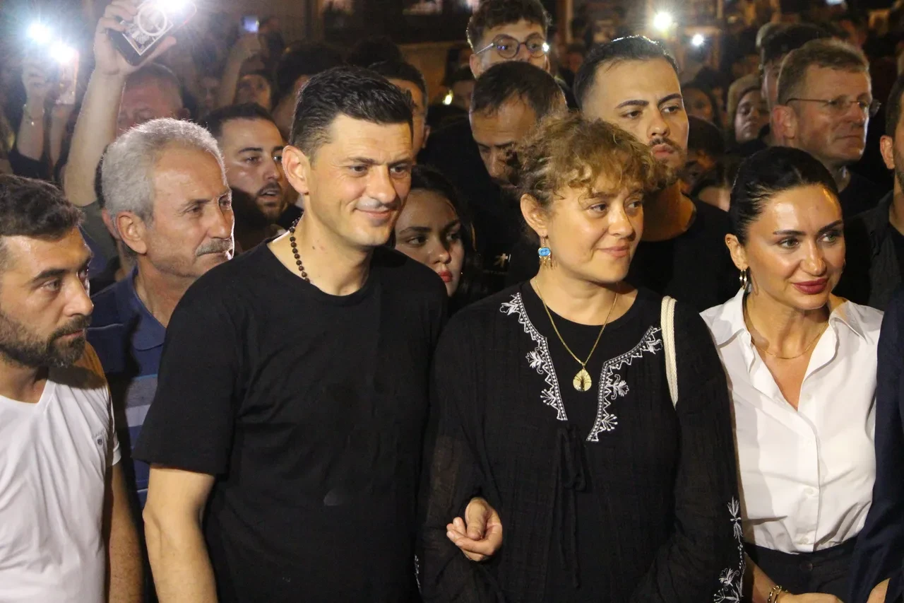 Boşanma aşamasındaki eşinin katlettiği Sinem için yürüdüler: Mattia Ahmet'in ailesi de katıldı