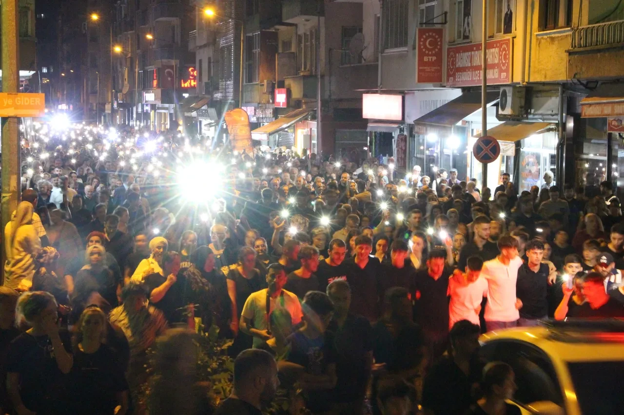 Boşanma aşamasındaki eşinin katlettiği Sinem için yürüdüler: Mattia Ahmet'in ailesi de katıldı