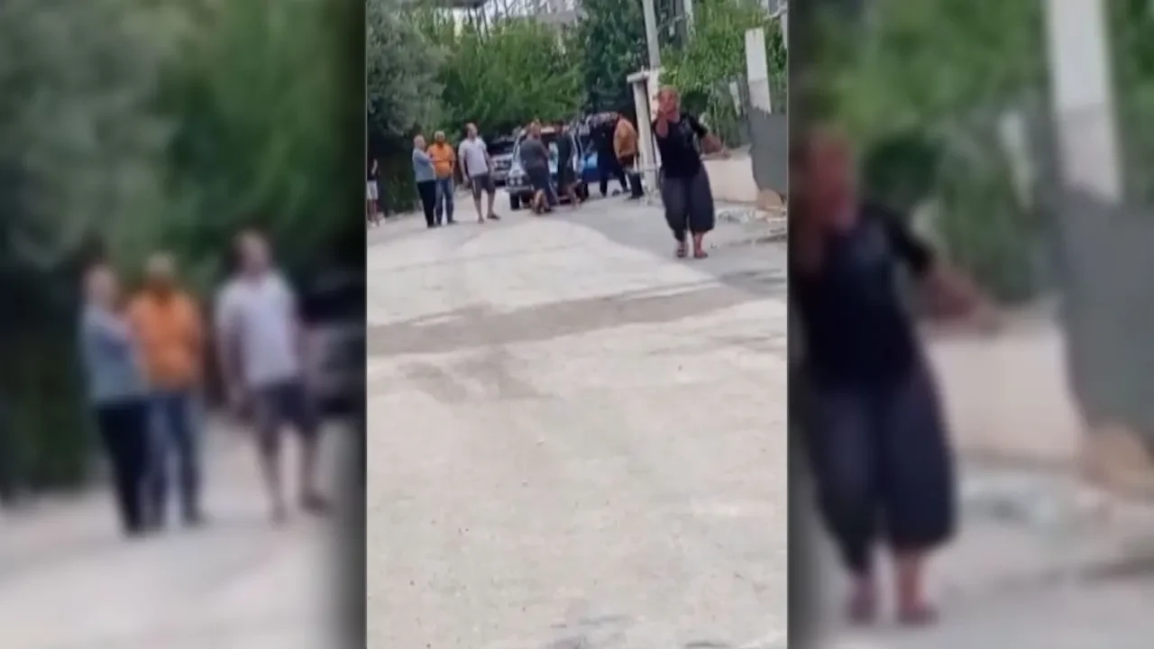 Çocuğunun topunu almak istedi, silahlı sopalı saldırıya uğradı! O anlar kamerada