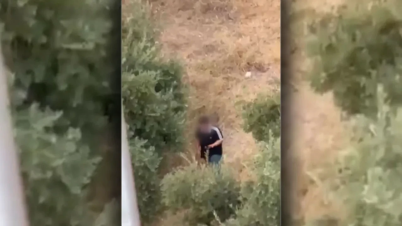 Gençlerin tabanca ile tehlikeli oyunu kamerada