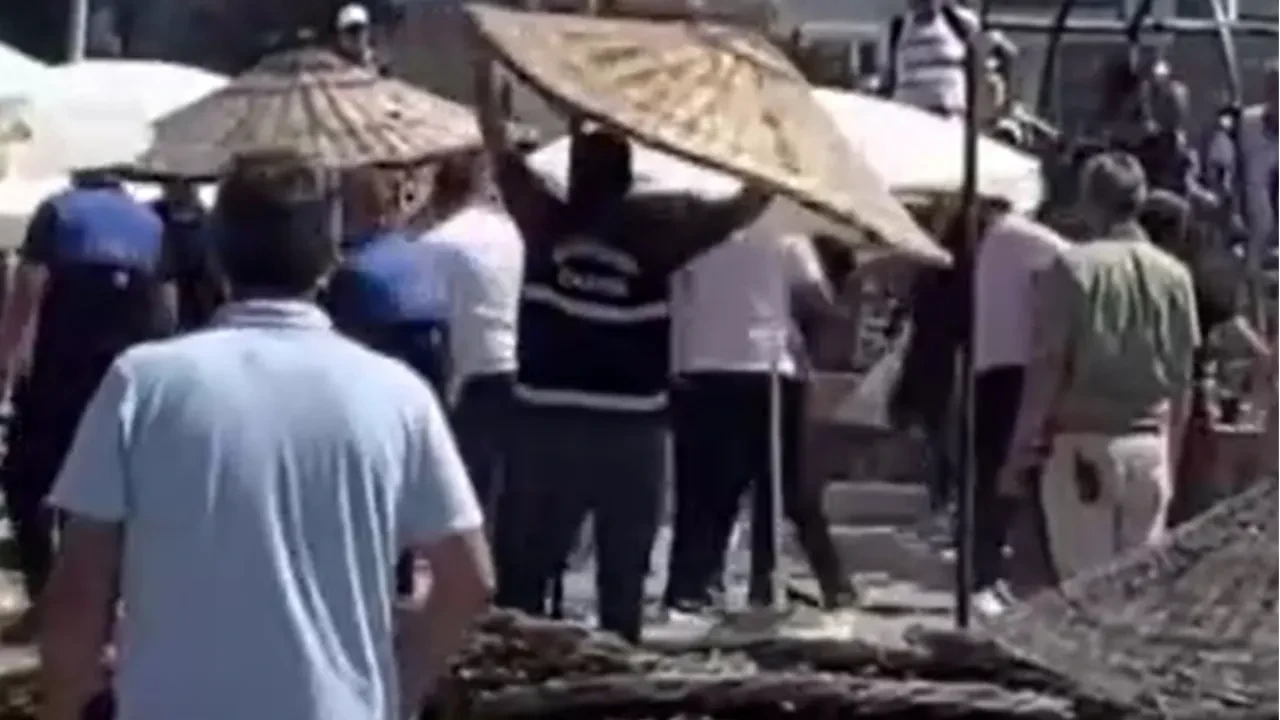 Halk plajına şezlong atıp işgal ettiler! Para toplayanlar kavga çıkardı