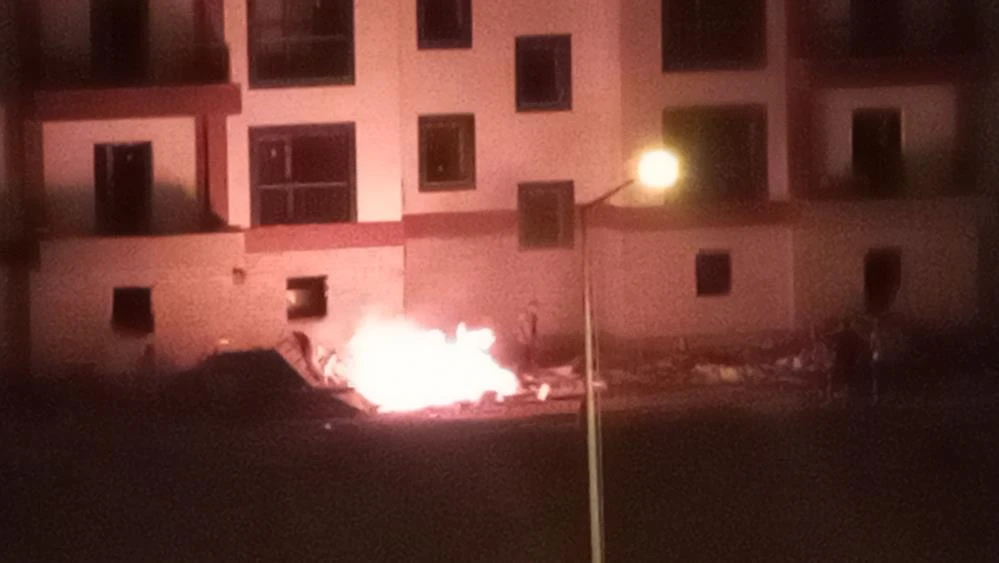 Edirne'de şantiyede çıkan yangını kum atarak söndürmeye çalıştılar