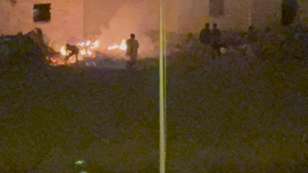 Edirne'de şantiyede çıkan yangını kum atarak söndürmeye çalıştılar