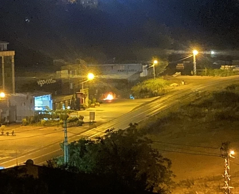 Ünye’de çöp konteyneri alev aldı: Yangın binaya sıçramadan söndürüldü