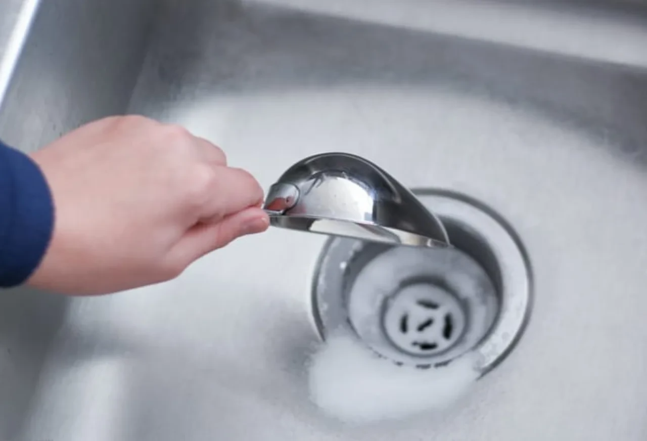 Kötü kokan giderlere kesin çözüm! Sadece 3 malzemeyle, 10 dakikada kurtulun