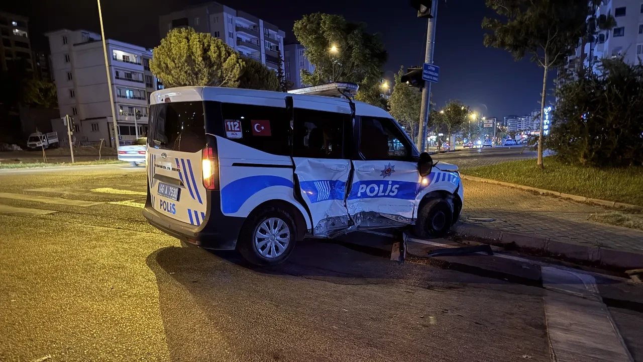 Polis aracı ile otomobil çarpıştı! Yaralılar var