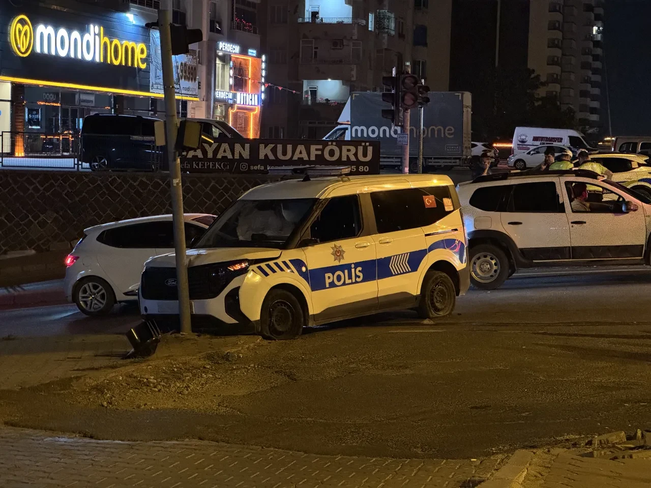 Polis aracı ile otomobil çarpıştı! Yaralılar var