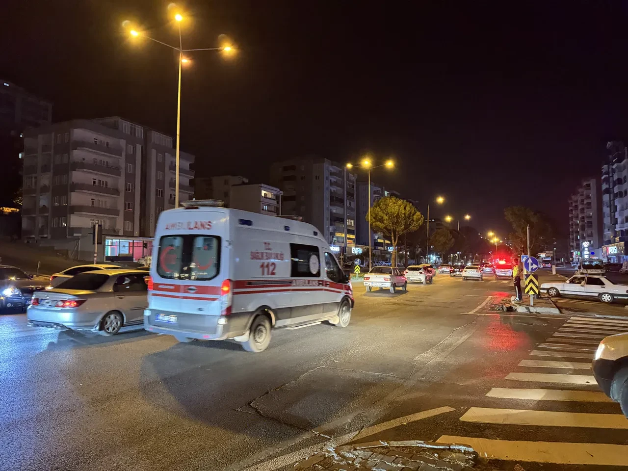 Polis aracı ile otomobil çarpıştı! Yaralılar var