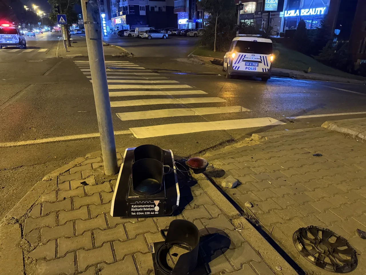 Polis aracı ile otomobil çarpıştı! Yaralılar var