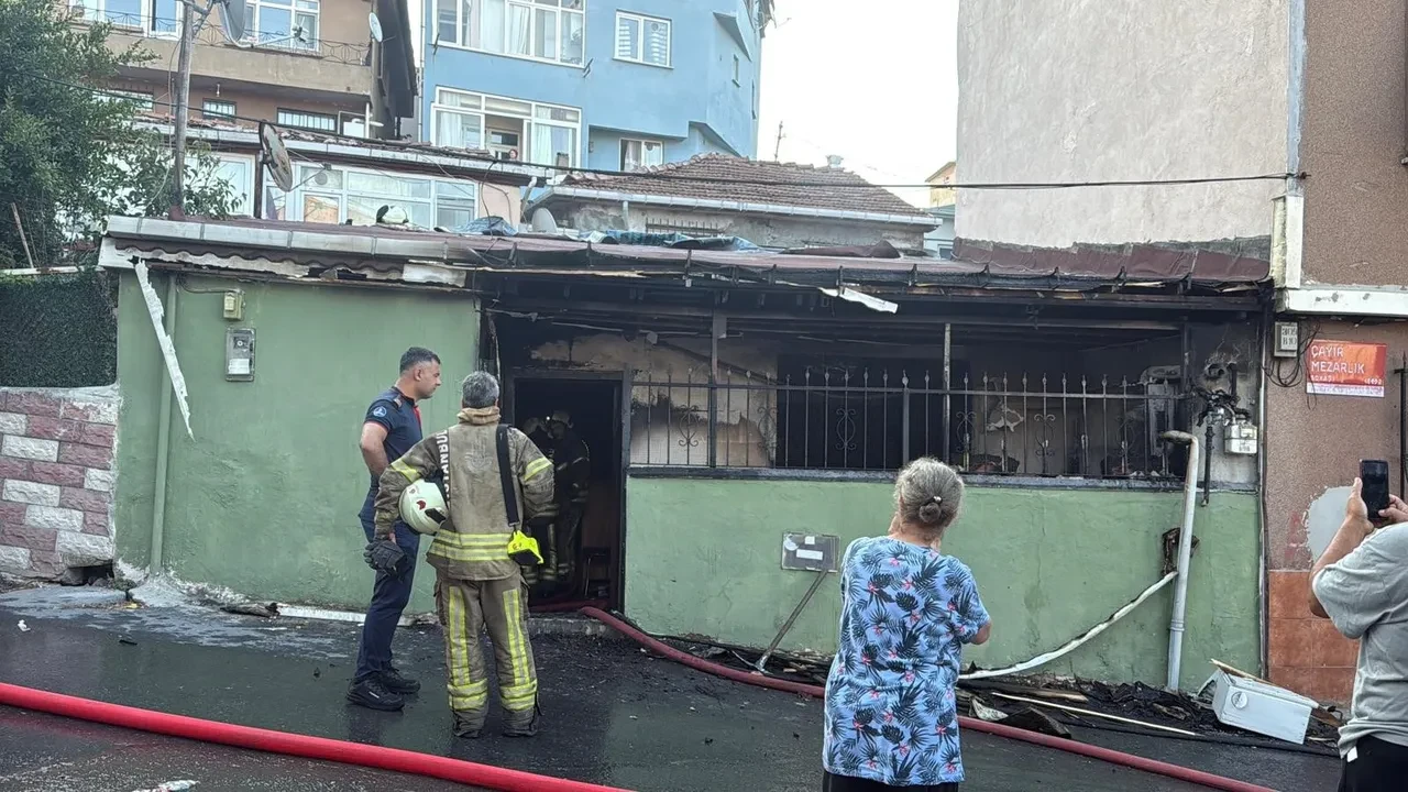 Sarıyer'de gecekondu yangını! 2 kardeş evde mahsur kaldı