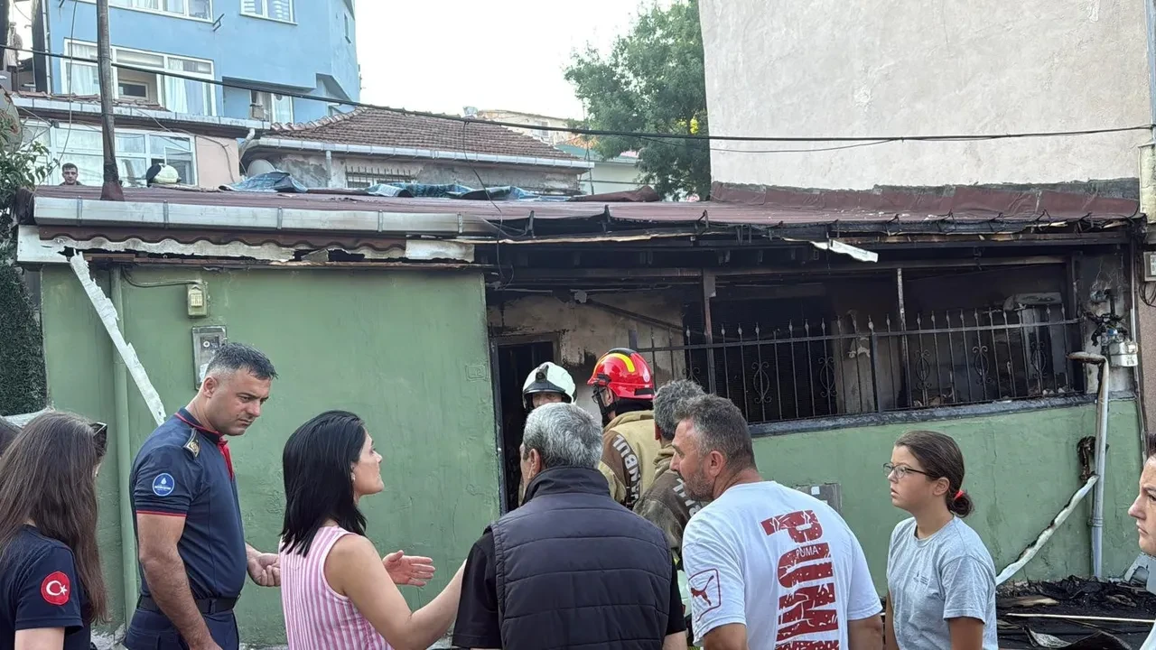 Sarıyer'de gecekondu yangını! 2 kardeş evde mahsur kaldı
