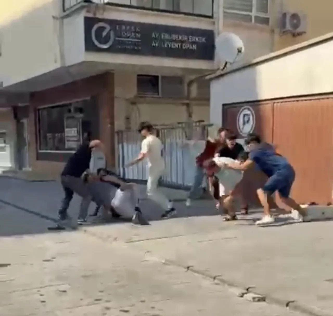 Sokak ortasında korkunç anlar! Kavga ettikleri genci taşla bayılttılar: O anlar kamerada  