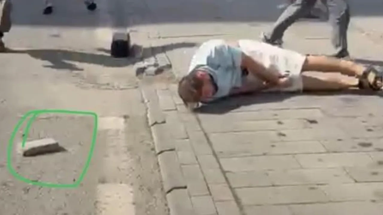 Sokak ortasında korkunç anlar! Kavga ettikleri genci taşla bayılttılar: O anlar kamerada  