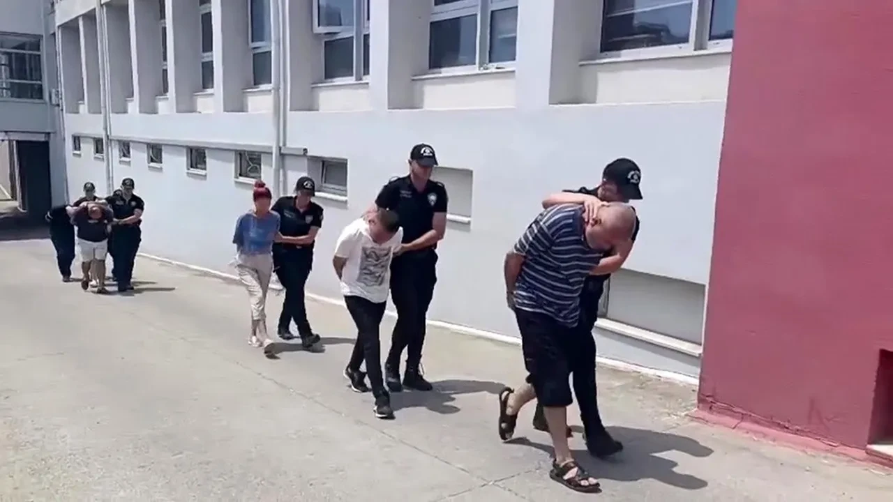 Serada uyuşturucu baskını! 9 kişi yakalandı